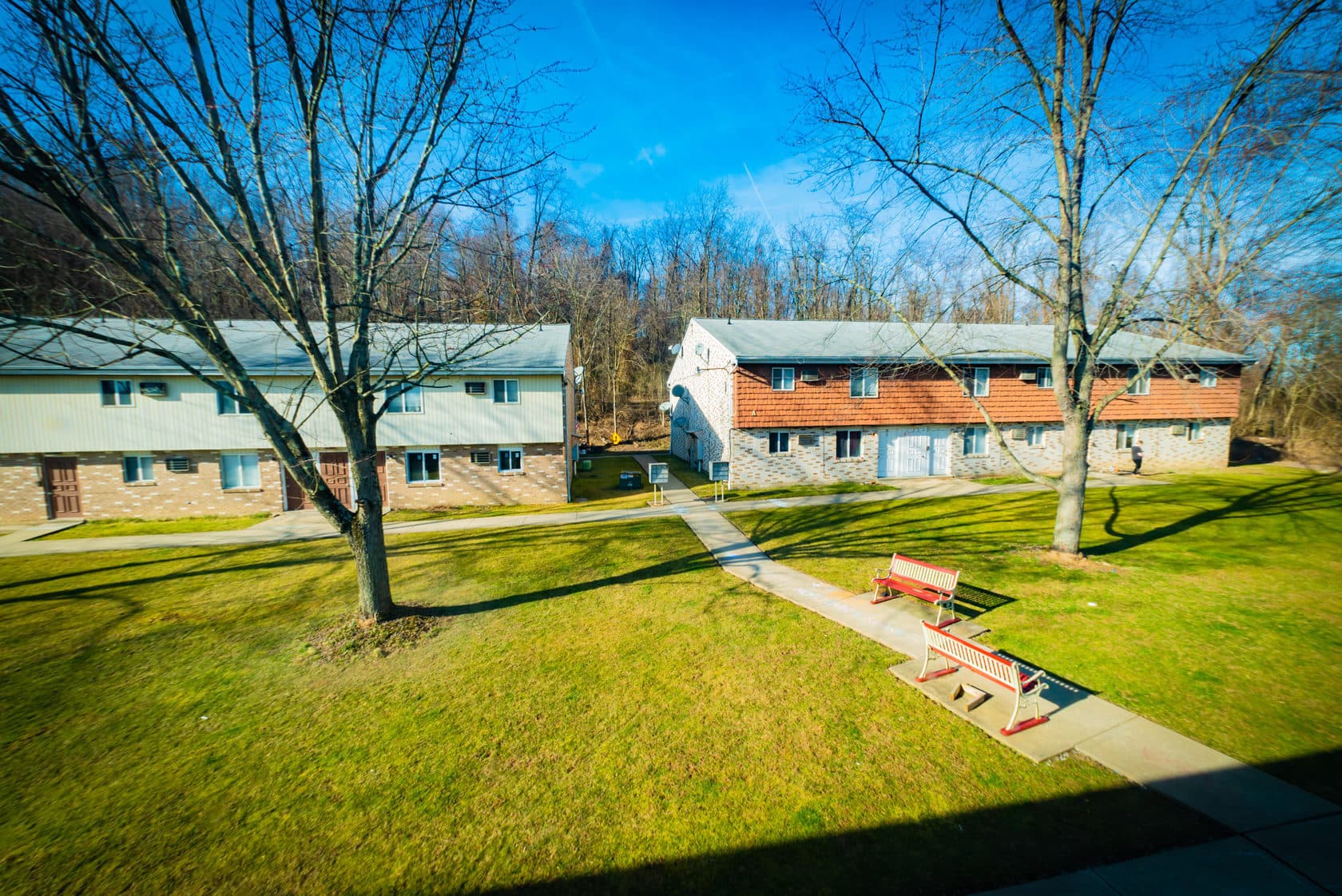 Landscaped courtyard at Locust Hill Apartments